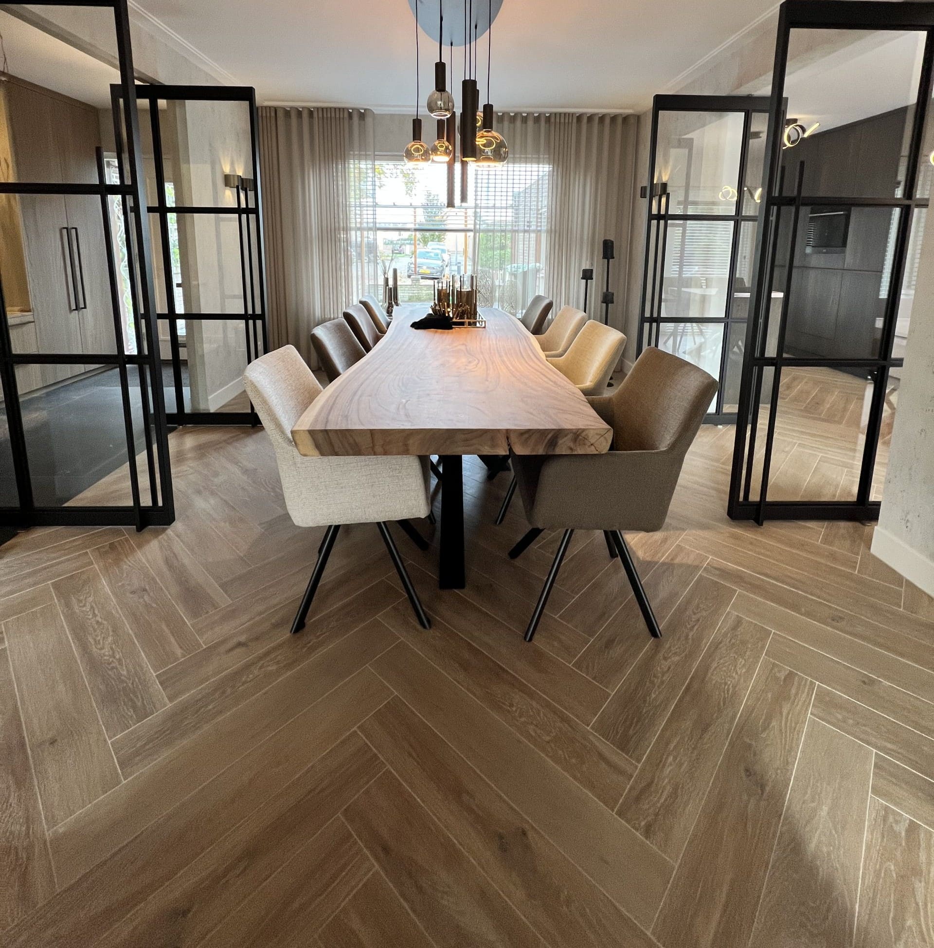 Woonkamer tegels in een visgraat patroon