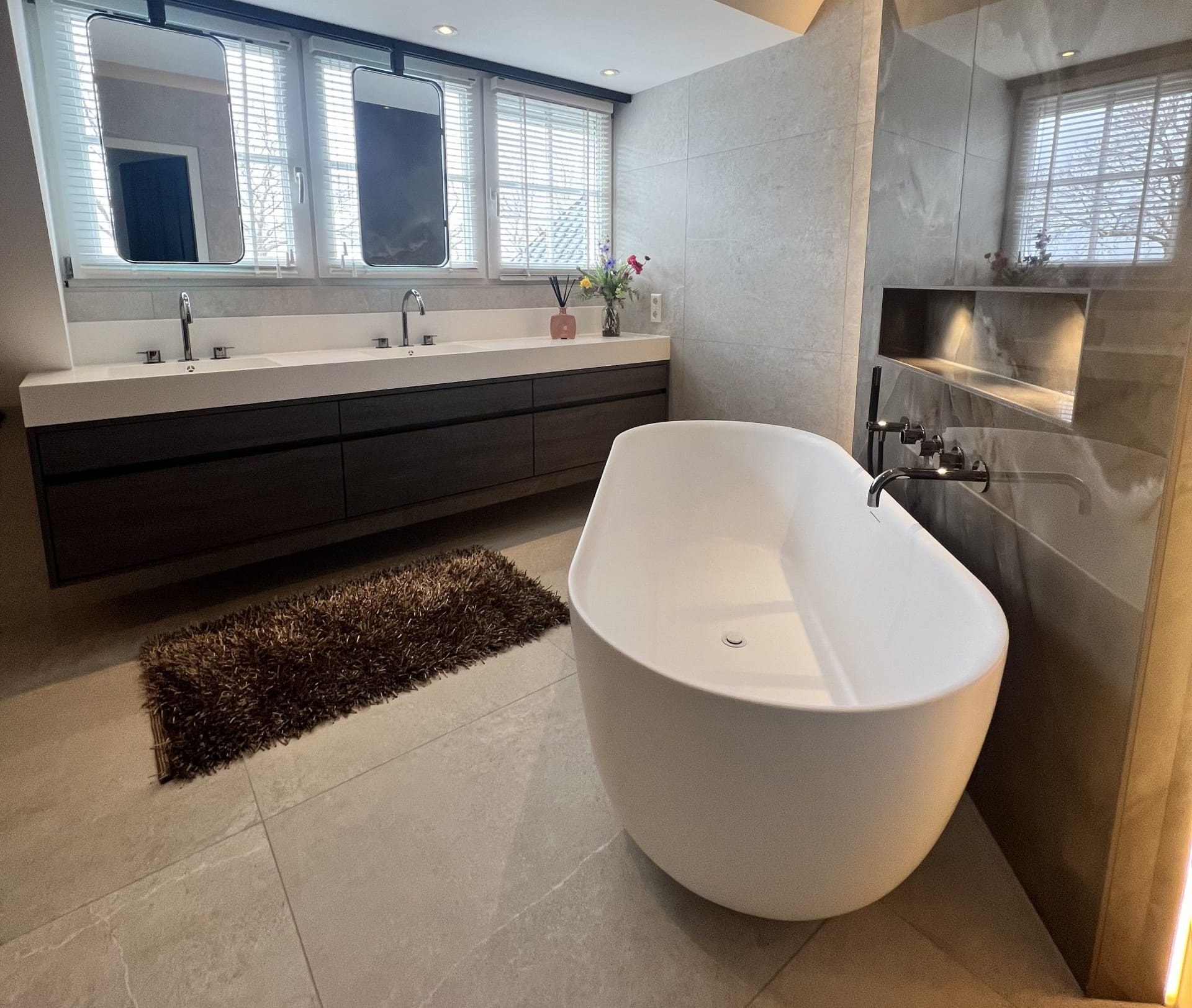 Stijlvolle badkamer: luxe bruine marmerlook gecombineerd met rustige tegels