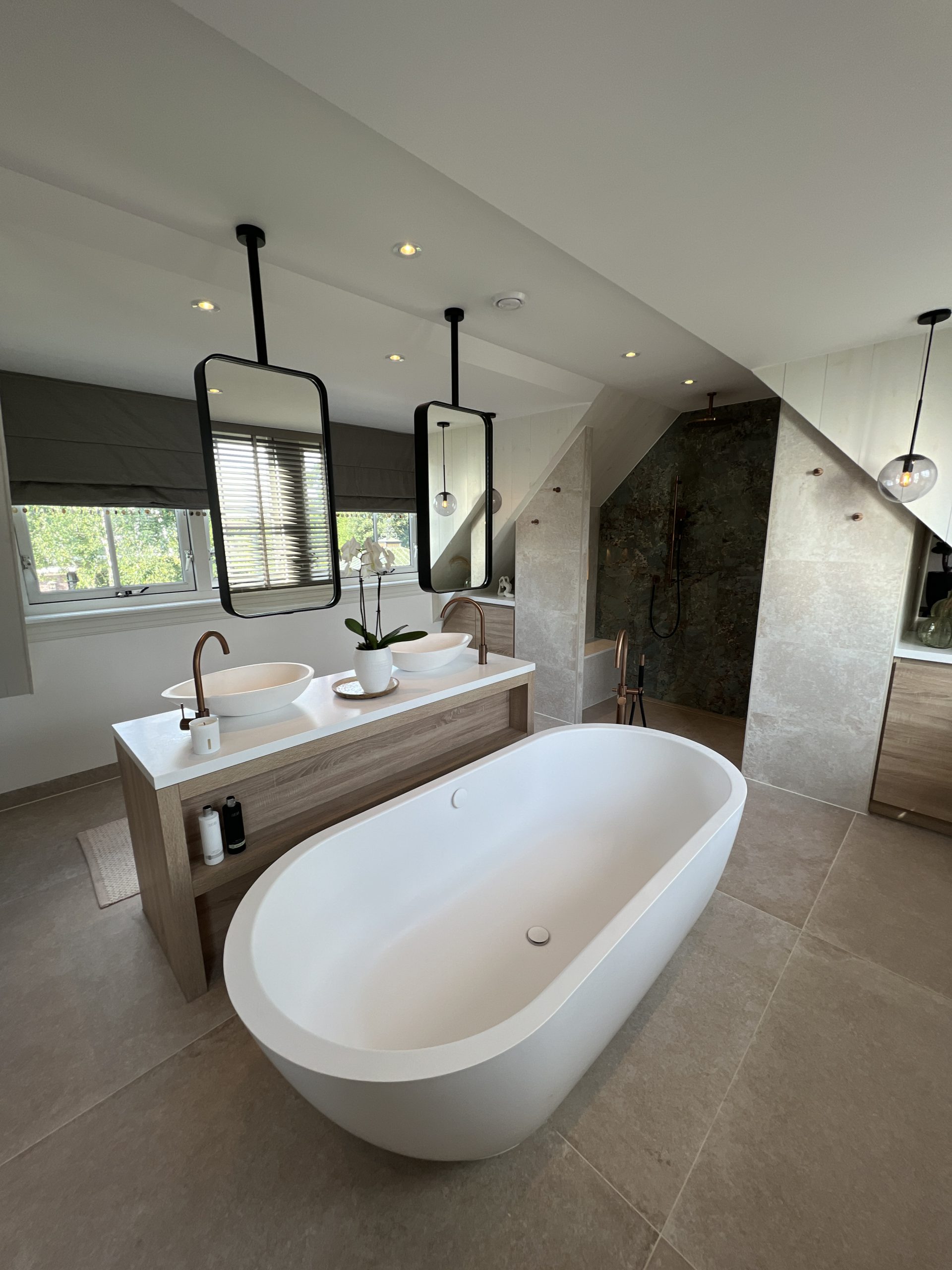 Ruime badkamer in warme zandkleuren: natuurlijke rust en stijl