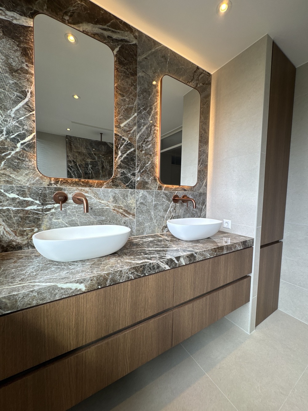 Warm, Chic & Tijdloos: Dé Badkamer die indruk maakt