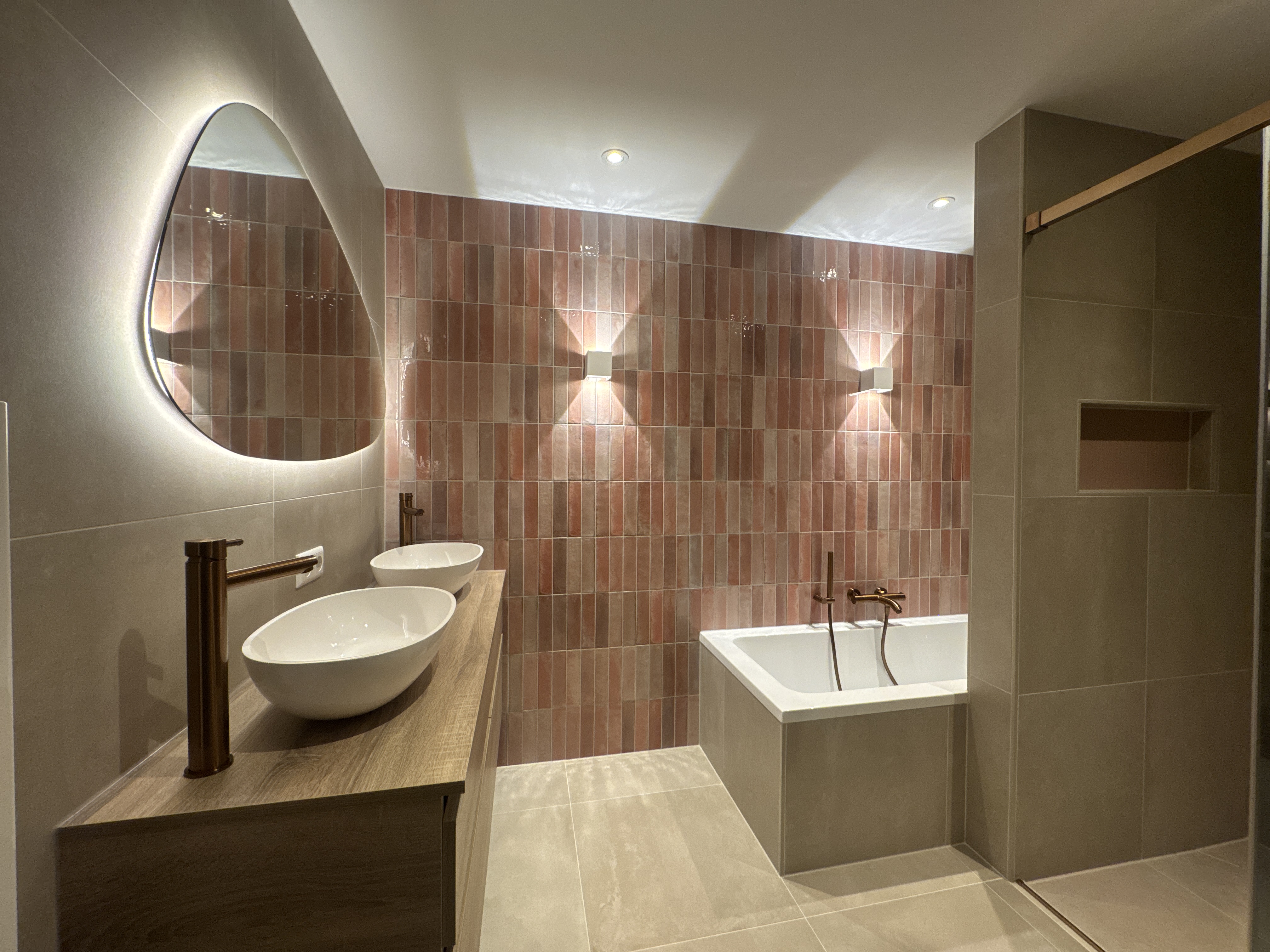 Rosé Wellness Badkamer met Koperen Touch