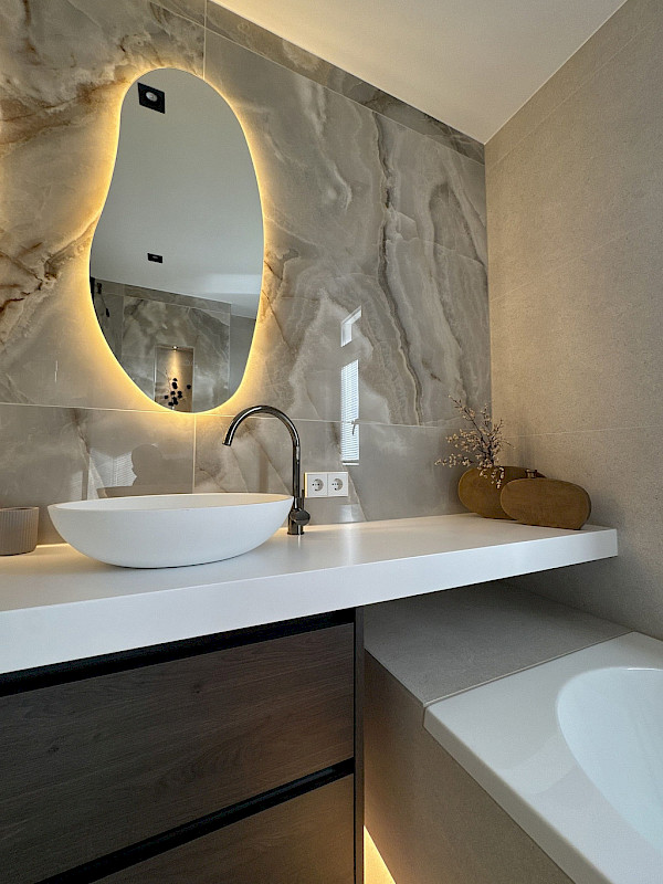 Binnenkijken in deze luxe badkamer