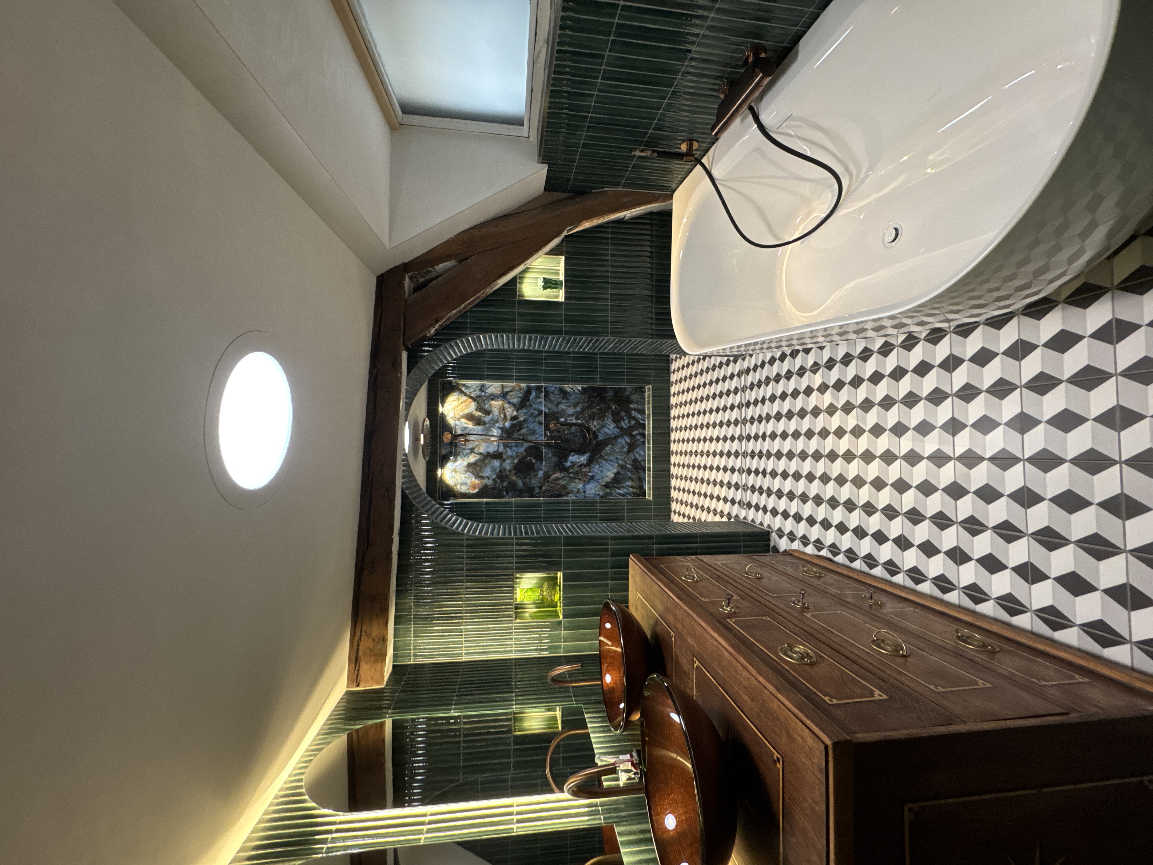 Stijlvolle Badkamer met Koperen Details