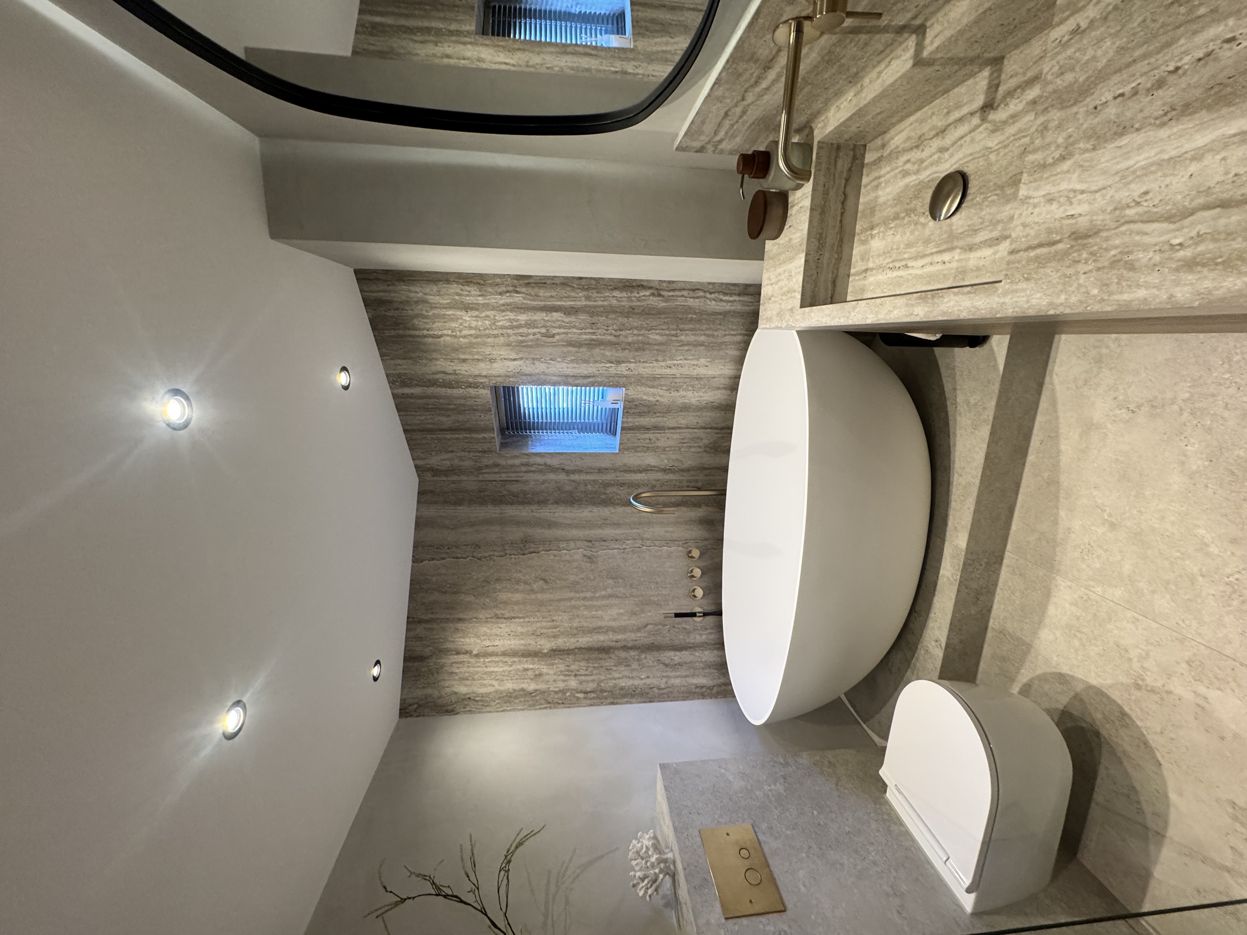 Rust & Luxe in Travertin
