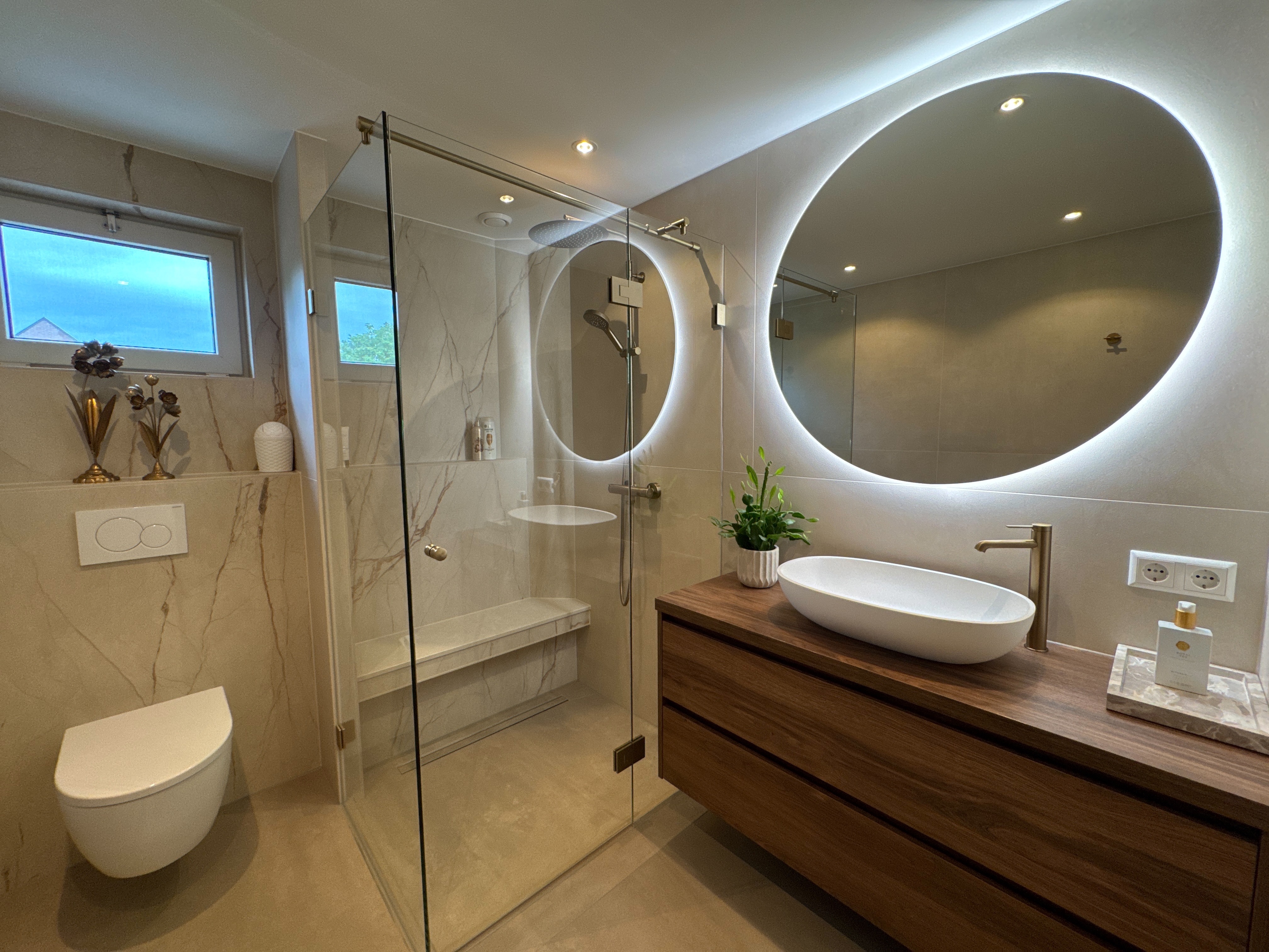 Tijdloze Japandi Badkamer met Bronzen Accenten