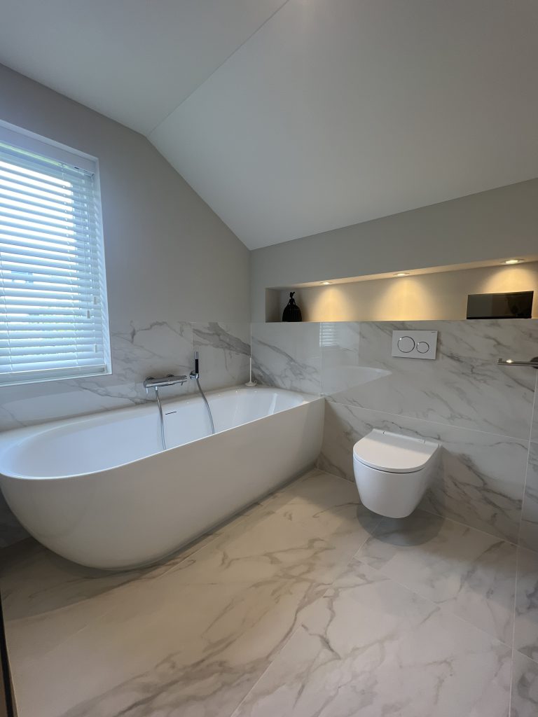 Luxe badkamer met marmerlook tegels