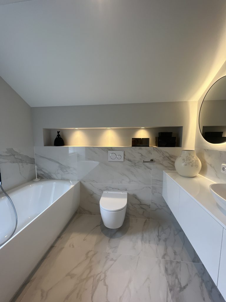 Luxe badkamer met marmerlook tegels