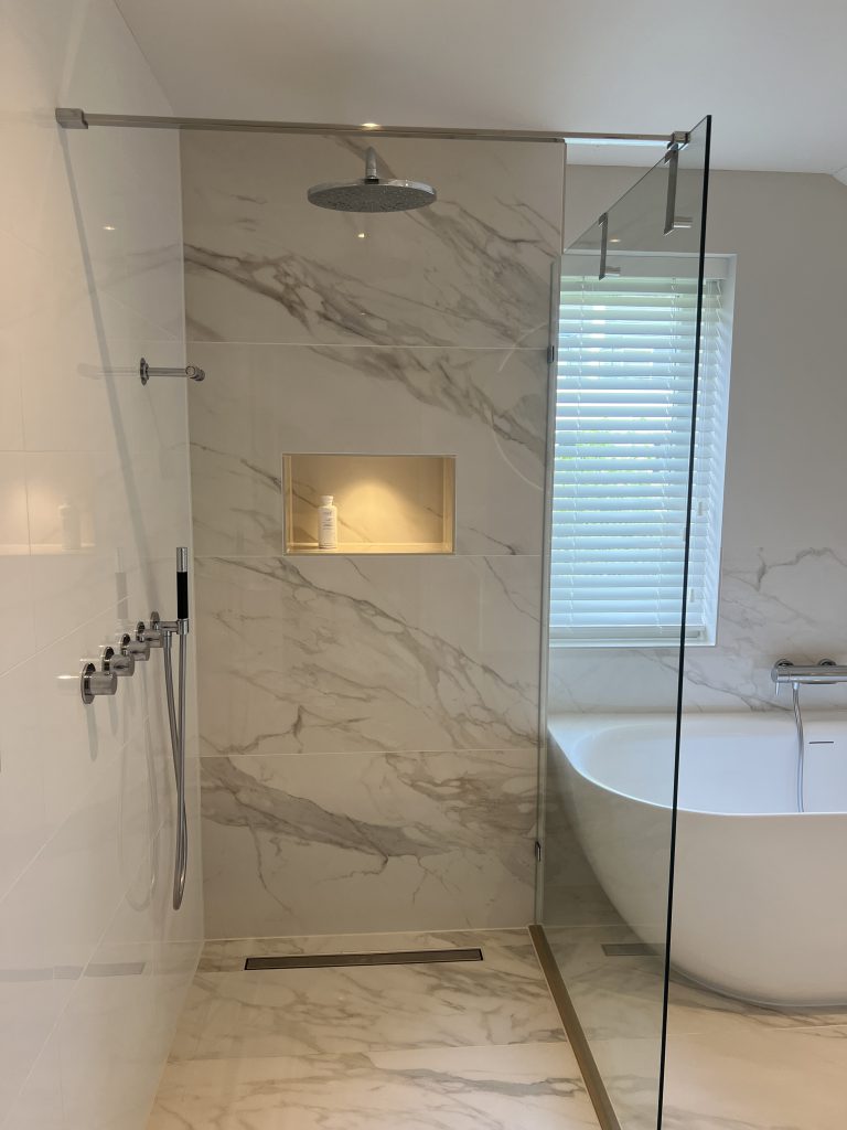 Luxe badkamer met marmerlook tegels