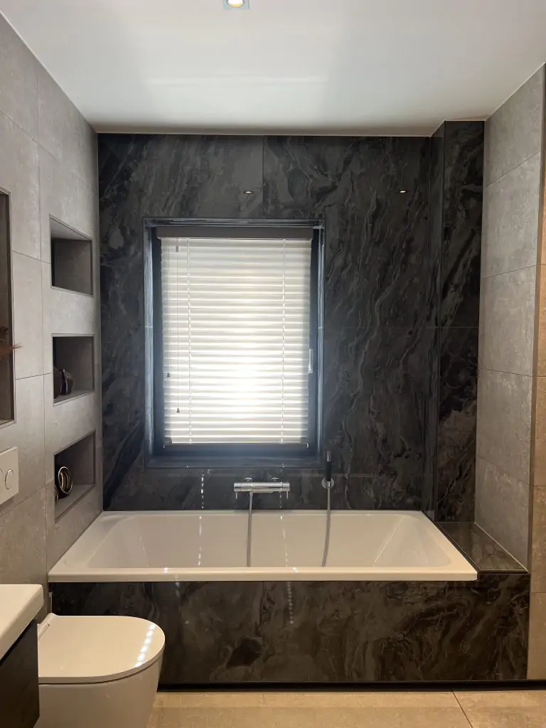 Stijlvolle badkamer met marmerlook