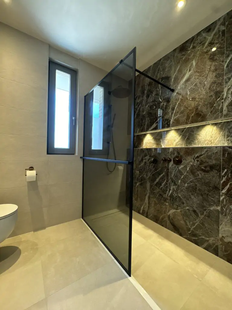 Luxe badkamer met marmerlook tegel en zachte beige tint tegels