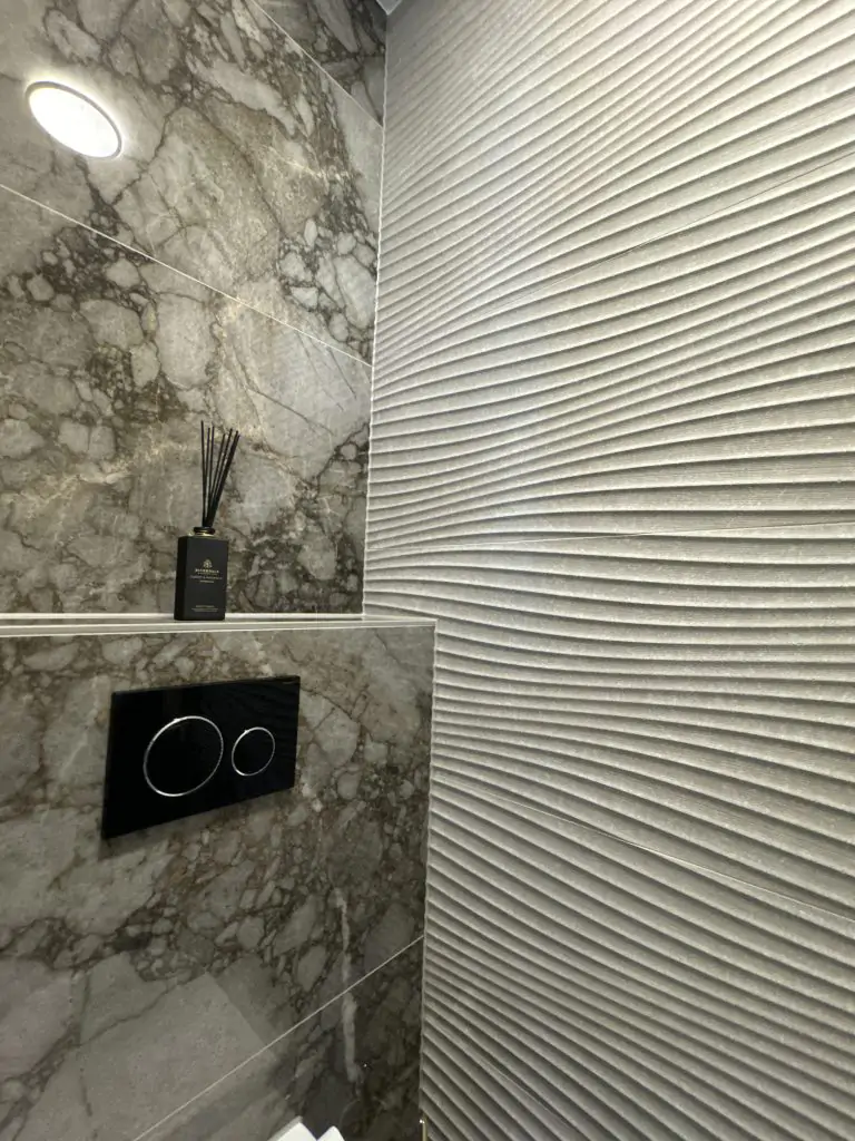 Stijlvol luxe toilet met taupe marmerlook en zachte grijze tegels